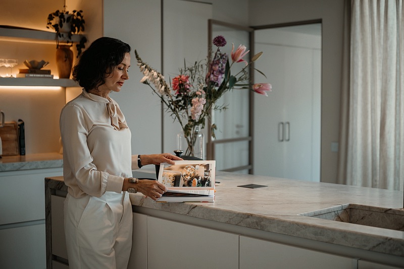 Family assistant aan het werk in de keuken