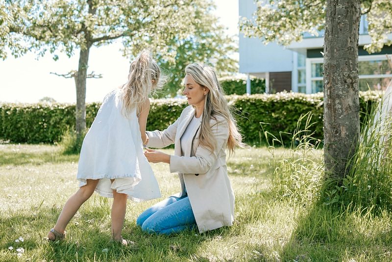 Nanny speelt met een meisje in de tuin