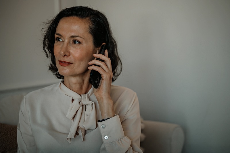 Personal assistant voert een telefoongesprek