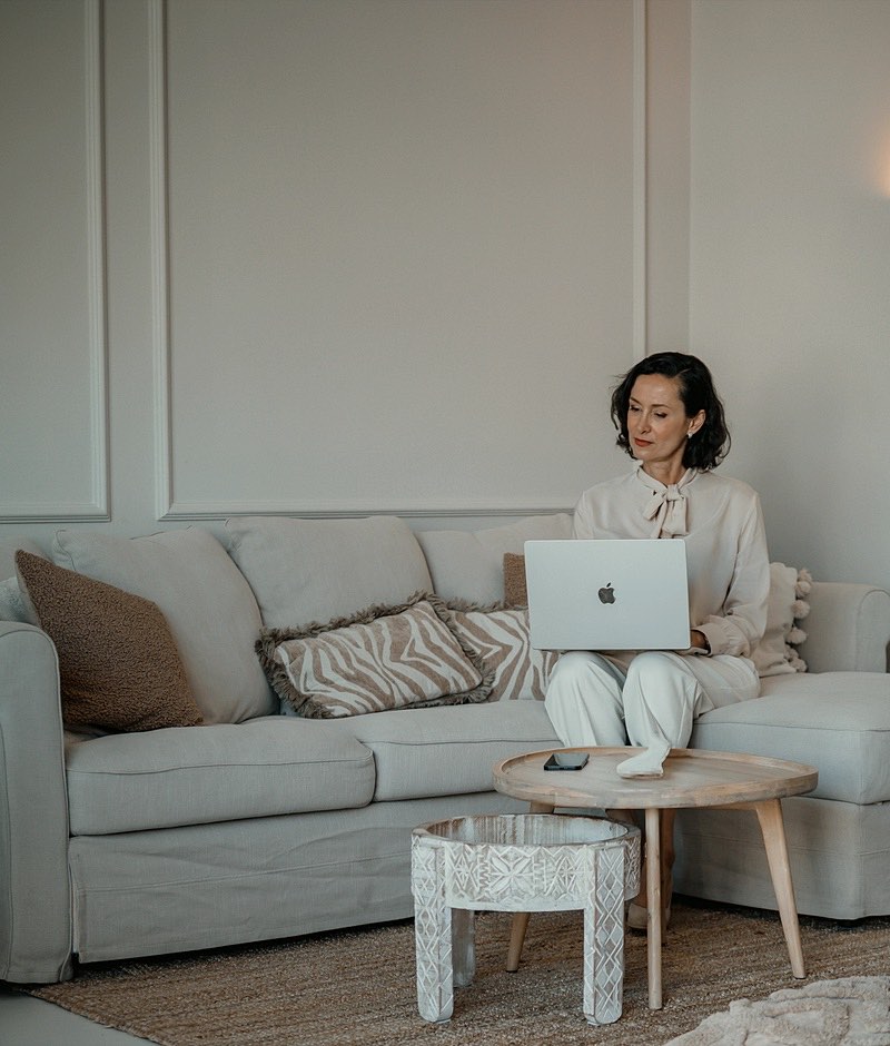 Personal assistant werkt met haar laptop op de bank