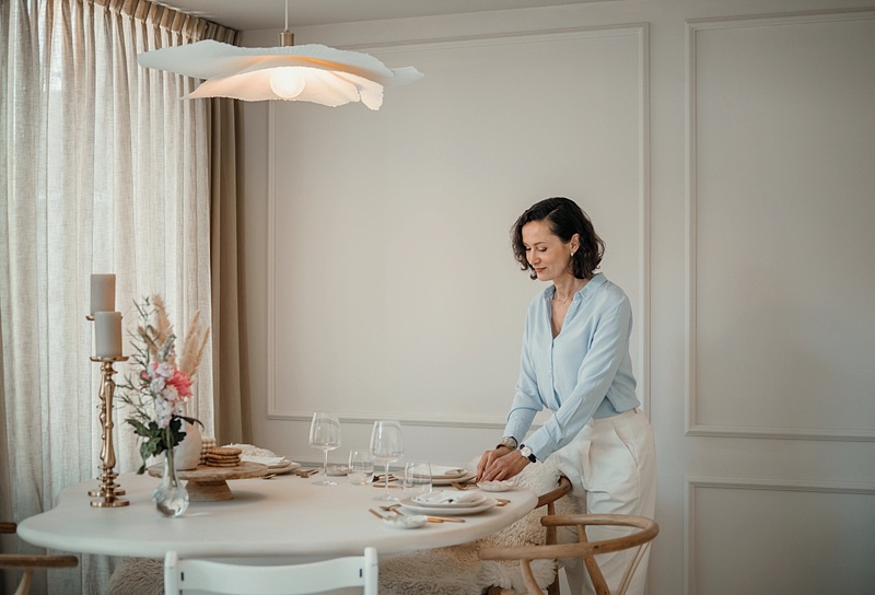 De tafel wordt gedekt voor het diner